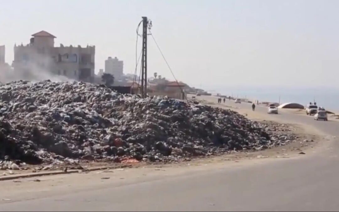 Gaza sta affrontando i cumuli di rifiuti causati dalla guerra, compresi i rifiuti umani