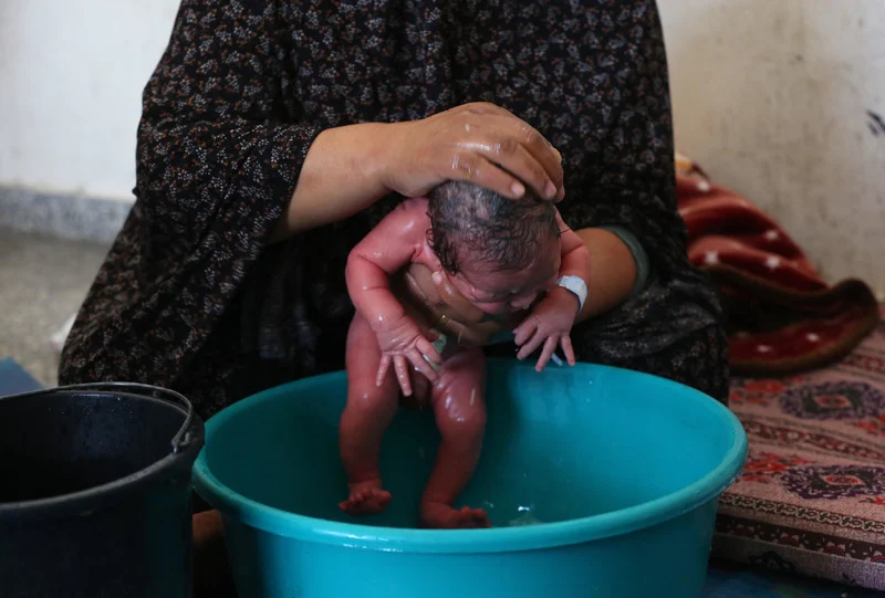 Depressione post-partum e traumi attendono madri e neonati a Gaza