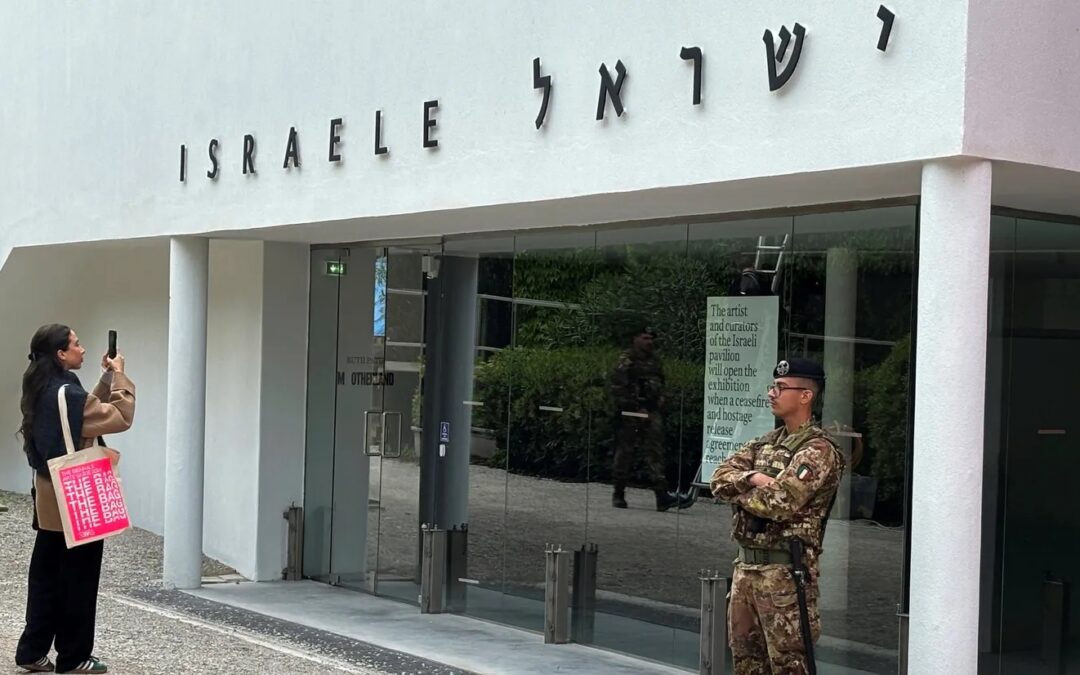 Il padiglione di Israele alla Biennale di Venezia non aprirà fino al raggiungimento del cessate il fuoco, dicono artisti e curatori israeliani